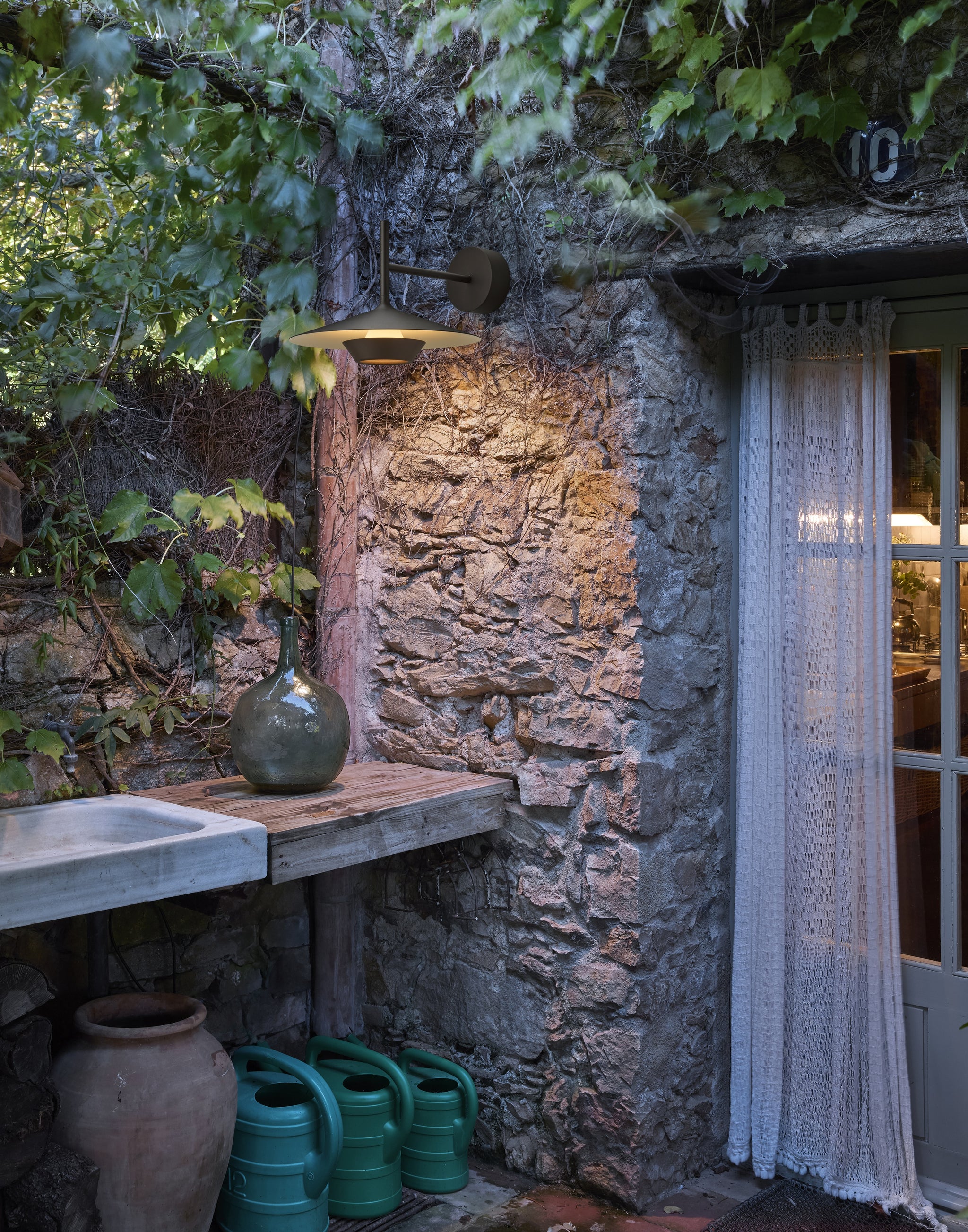 Fanalet A/01 Outdoor Bover — extérieur brun graphite, intérieur blanc, photographie officielle