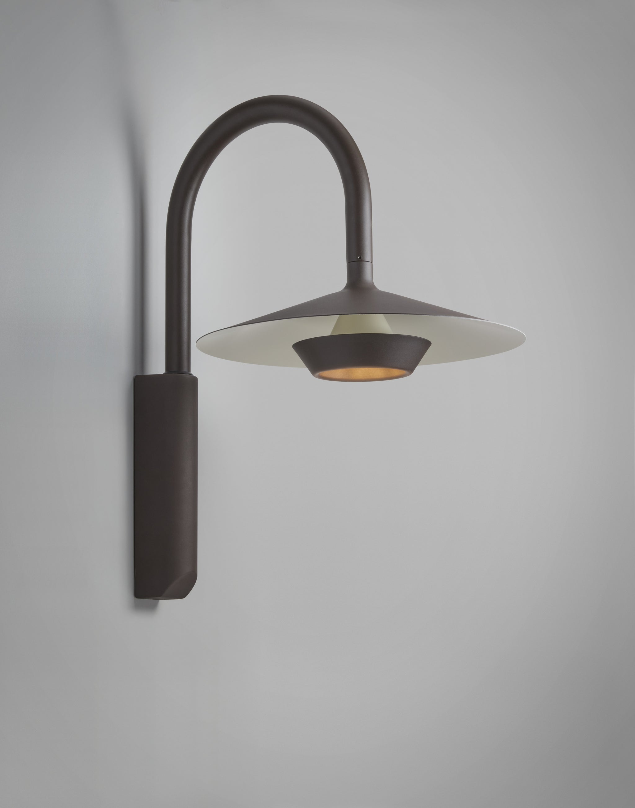 Fanalet A/02 Outdoor Bover — extérieur brun graphite, intérieur blanc ; forme extérieure commune aux variantes TRIAC et DALI