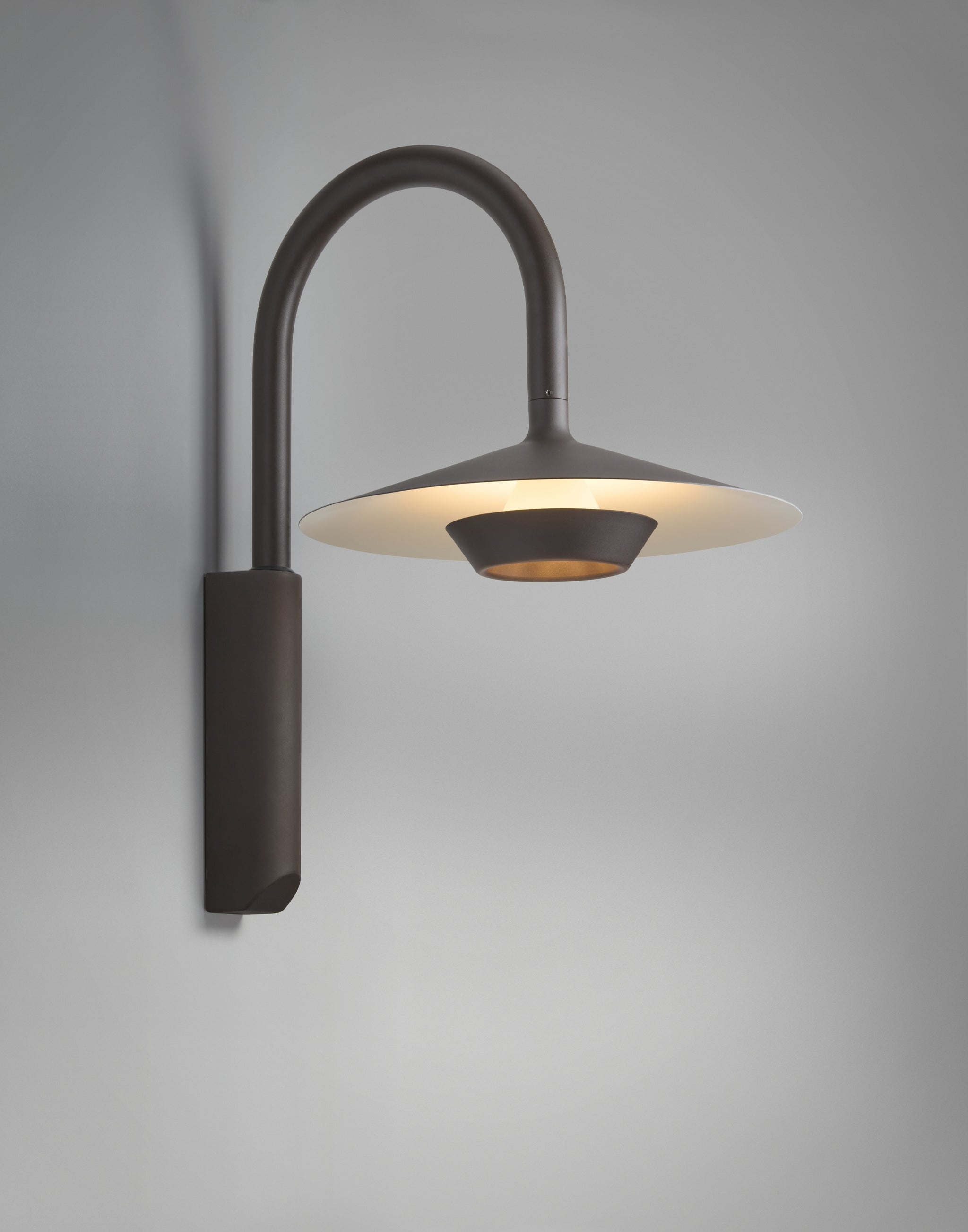 Fanalet A/02 Outdoor Bover — extérieur brun graphite, intérieur blanc ; forme extérieure commune aux variantes TRIAC et DALI