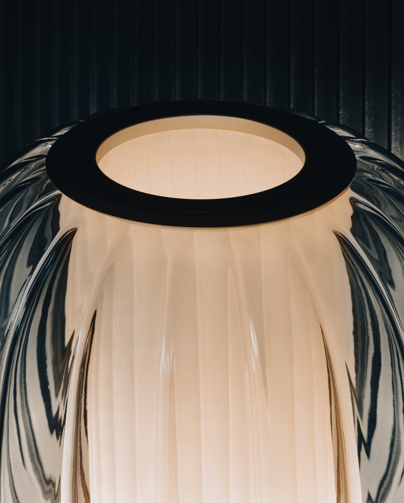 Alma Contardi — photographie officielle lampe de table, verre ambre