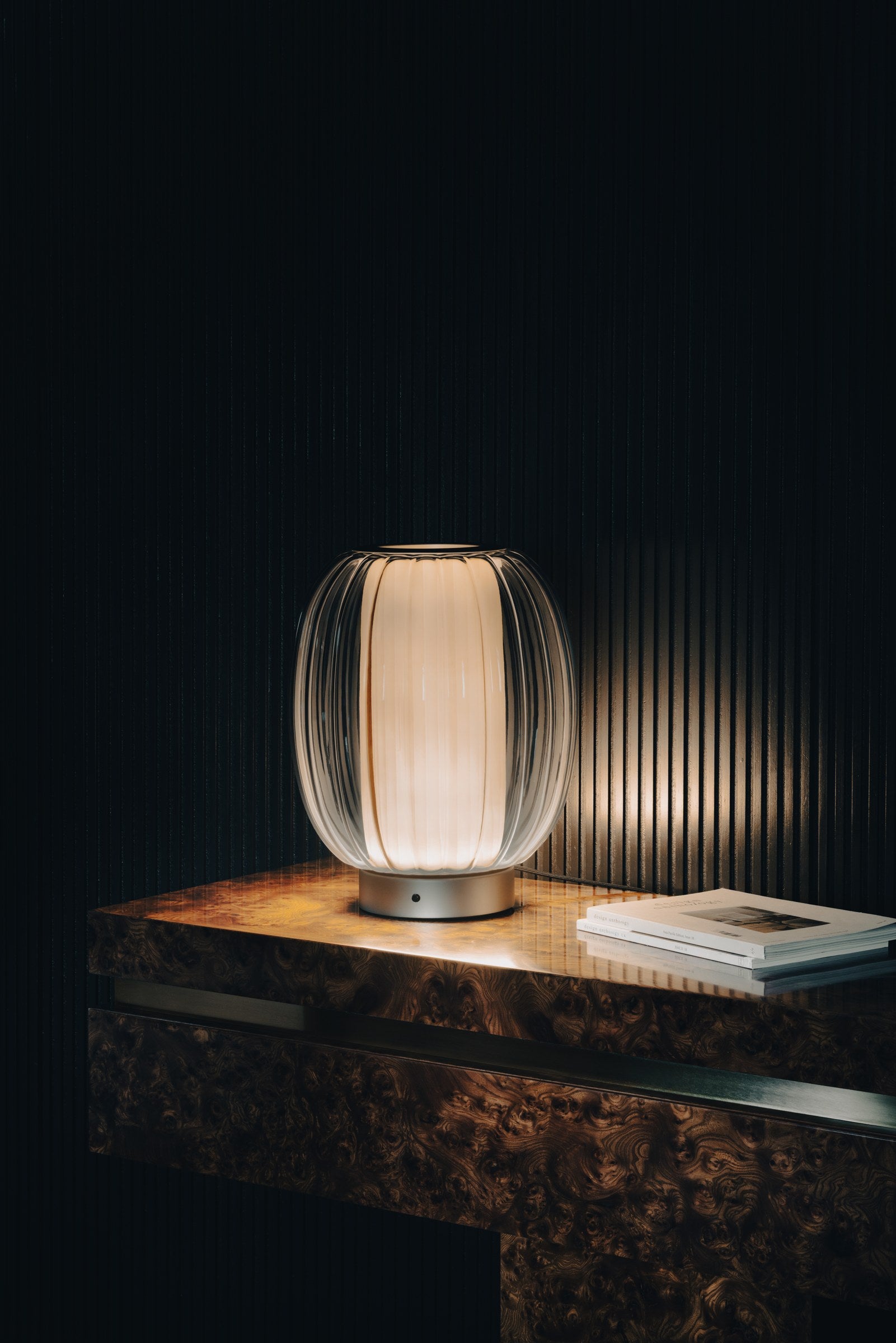 Alma Contardi — photographie officielle lampe de table, verre ambre