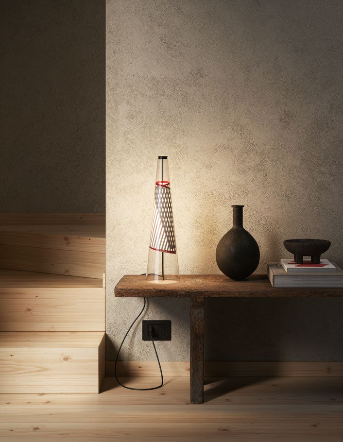 Cono di Luce lampe de table rouge Lodes, photographie du catalogue 2026