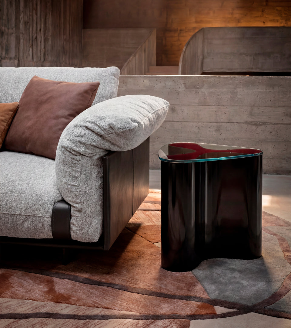 Moustache — Ruby red et Gloss black — table d’appoint 55 × 40 × H 51 cm