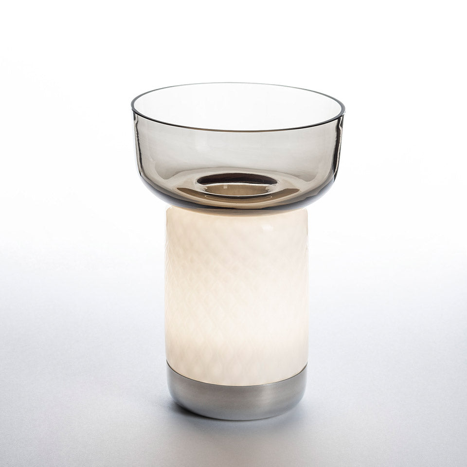 Lampe Artemide Bontà avec bol rouge