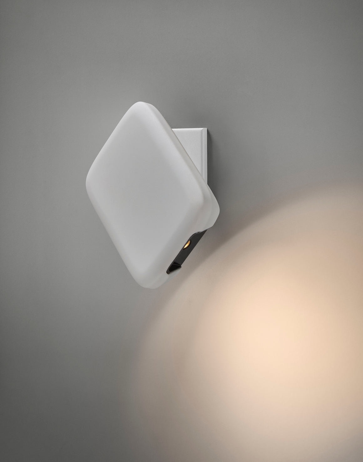 Flat A/02 Bover — Noir ébène — photographie officielle du luminaire complet