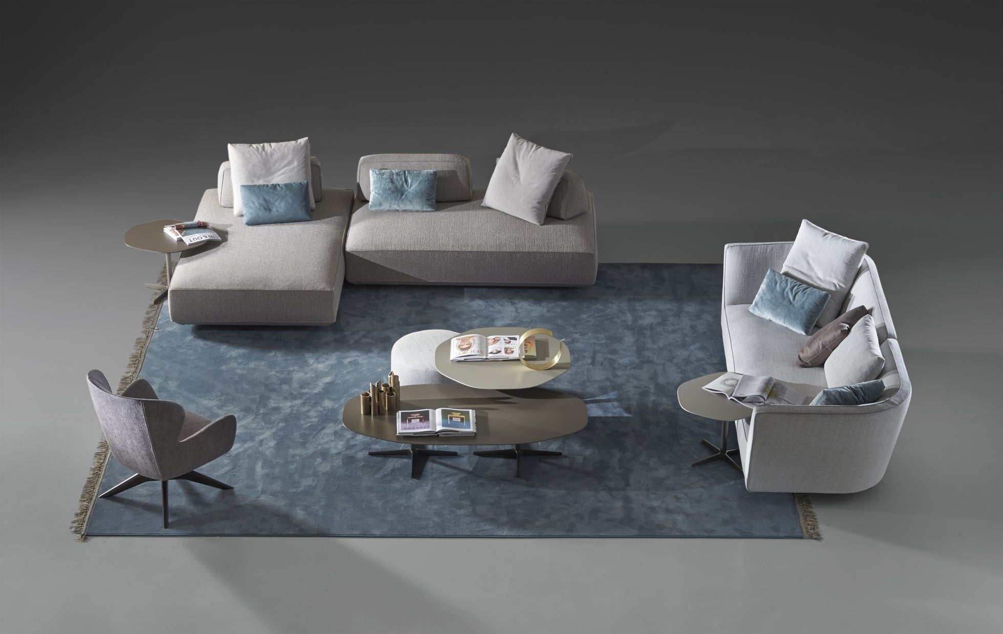 Tables CLOUD ART NOVA — ambiance officielle avec tables rondes et ovales ; plusieurs éléments photographiés, mobilier et accessoires vendus séparément