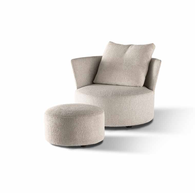 Pouf LOVE ART NOVA avec fauteuil LOVE CHAIR — photographie officielle, fauteuil vendu séparément, finition illustrative