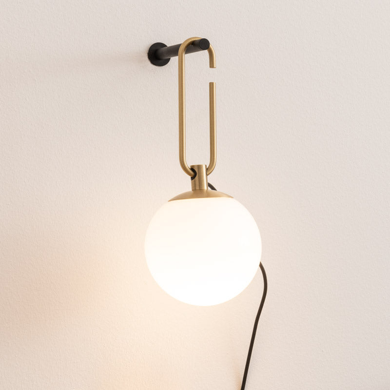 Applique Artemide nh Wall en verre soufflé blanc et laiton brossé