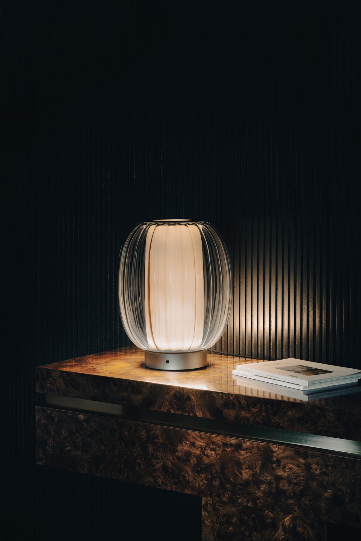 Alma Contardi — photographie officielle lampe de table, verre ambre