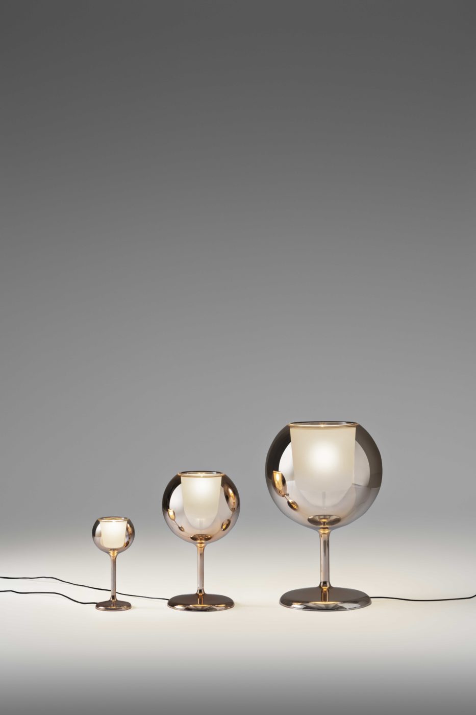 PENTA Glo – vue officielle des lampes de table Large, Medium et Mini ; finition illustrée indicative
